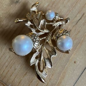 Avon Gold Tone Filigree Oak Leaf Pearl Acorn Brooch Pin 2”x1.5”  Like New